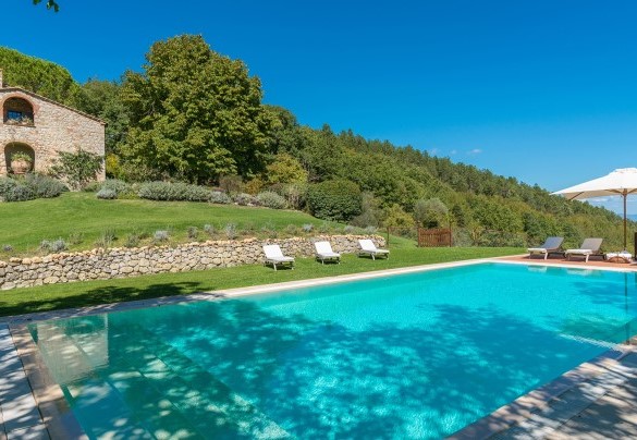 The rectangular pool is about 20 meters from the farmhouse - Monticchia