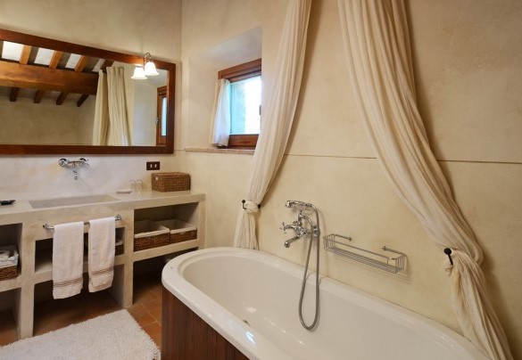 Il moderno bagno con vasca n.5 al secondo piano - Monticchia