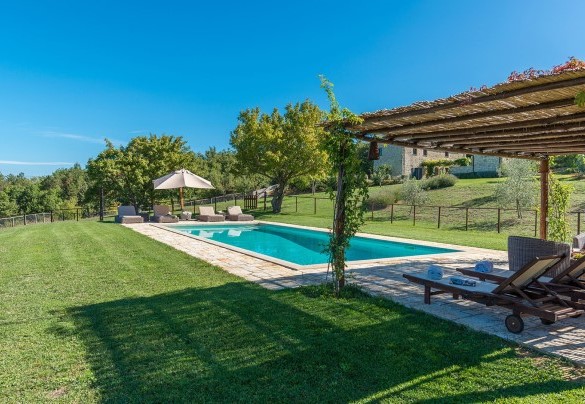 La piscina (recintata) misura 5 x 12 m - Muffato