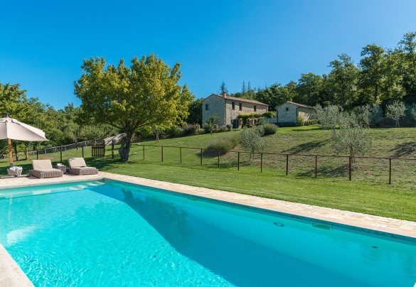 La piscina si sviluppa su un terrazzamento inferiore - Muffato