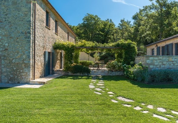 Il parco è ricco di fiori e piante rigogliose - Muffato