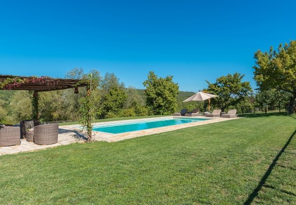Al servizio della piscina c'è un bagno/spogliatoio, posto nel piano seminterrato - Muffato