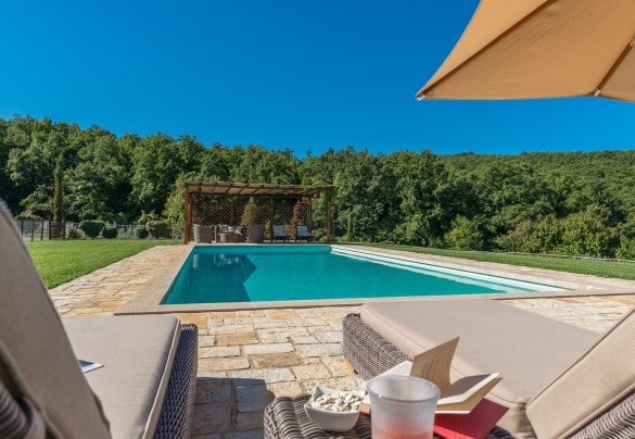 La piscina rivestita in resina color sabbia ed ha depurazione a cloro - Muffato