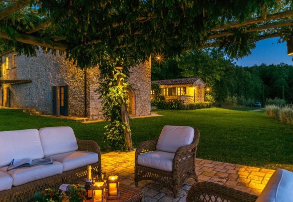 Il gazebo naturale affianco alla villa la sera - Muffato