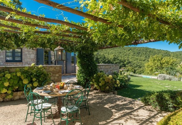 Tra l’immobile principale e l’annesso c’è un grande patio pavimentato in pietra - Muffato