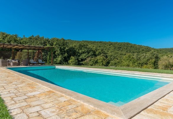 La zona prendisole è pavimentata in cotto e travertino - Muffato