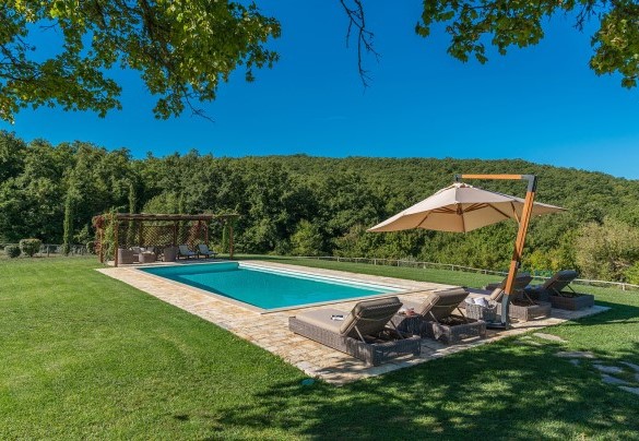 La piscina, di forma rettangolare, dista circa 20 m dal casale - Muffato