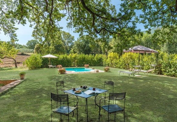 A big oak provide shade to a table few meters far from the pool - Mulino della Quercia 2+1
