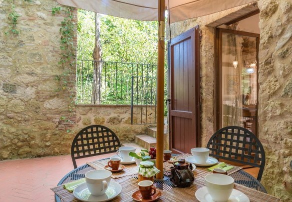 The equipped outside dining area adjacent to the kitchen - Mulino della Quercia 2+1