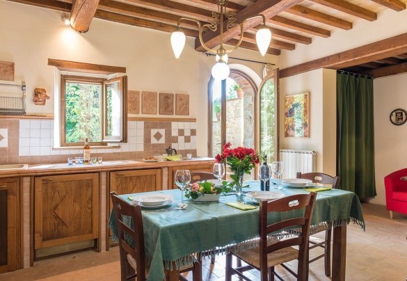 A typical Tuscan living area with kitchen and dining area - Mulino della Quercia 2+1