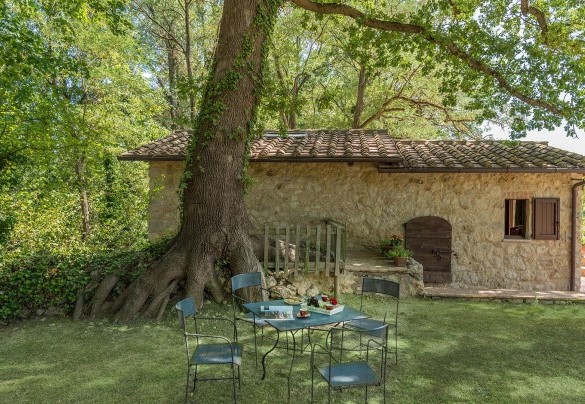 A charming spot of the garden with table and chairs shaded by a big oak - Mulino della Quercia 2+1