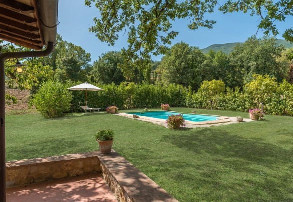 View of the pool located just few meters far from the house - Mulino della Quercia 2+1