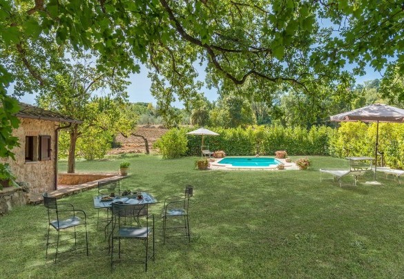 Sunbeds and umbrellas furnish the green lawn of the sunbathing area - Mulino della Quercia 2+1