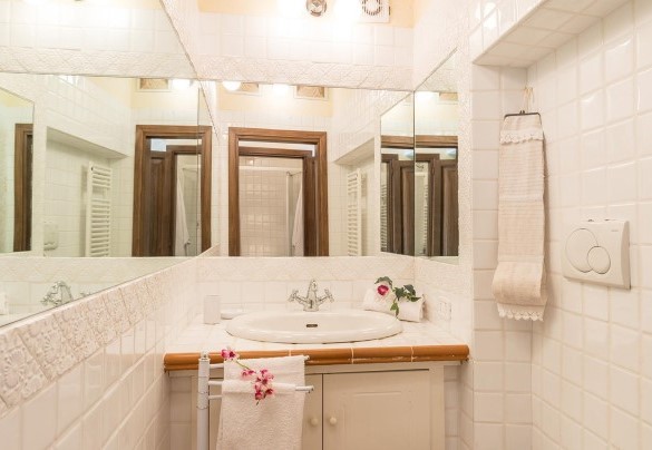 Bathroom with shower n.1, en suite to bedroom n.1 - Mulino della Quercia 2+1