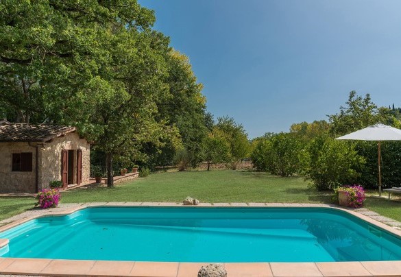 General view of the pool, the green garden and the villa - Mulino della Quercia 2+1