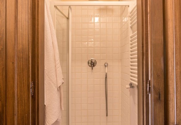 Bathroom with shower n.1, en suite to bedroom n.1 - Mulino della Quercia 2+1