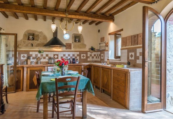 The wide kitchen with dining area and double access to the garden - Mulino della Quercia 2+1