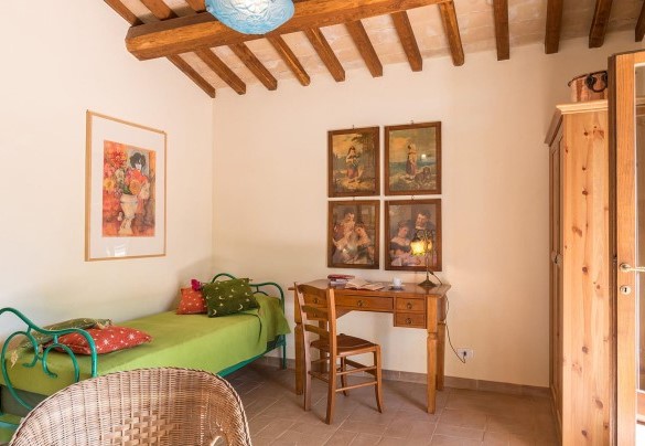 The TV room with writing desk and one single extra bed - Mulino della Quercia 2+1