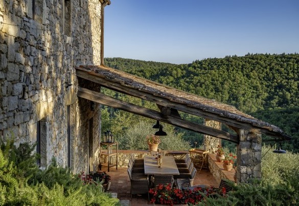 La loggia sul retro del casale in posizione panoramica e riservata - Muricciaglia