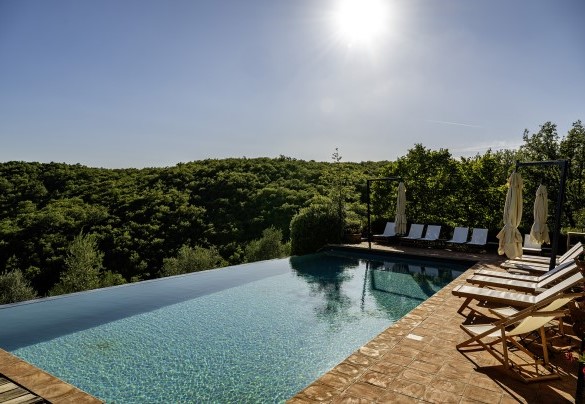 La piscina in posizione panoramica è ubicata su terrazzamento superiore rispetto al casale - Muricciaglia
