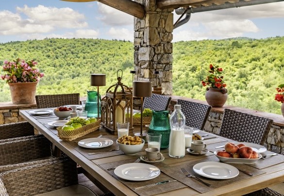 La loggia sul retro del casale con uscita diretta da cucina e sala da pranzo - Muricciaglia