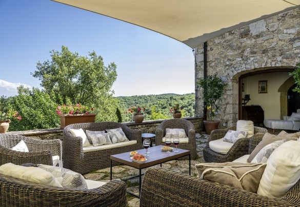 Il patio con area salotto tra il casale e l'annesso - Muricciaglia