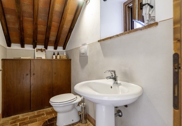Bagno di servizio al piano terra del casale - Muricciaglia