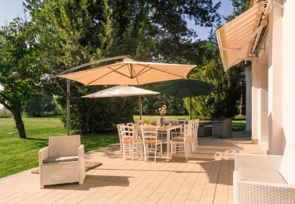The large paved area for outdoor dining - Nonna Isa