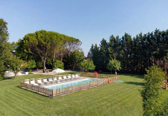 The solarium is equipped with sunbeds, umbrellas and a cold-water shower - Nonna Isa 