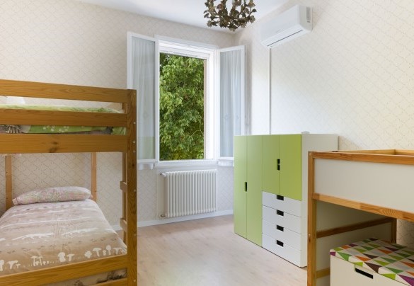 Bedroom with a bunk bed and a raised single bed - Nonna Isa  