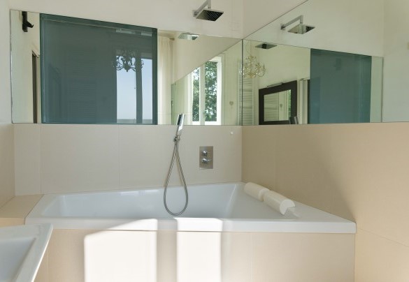 En suite bathroom with tub on the first floor - Nonna Isa 