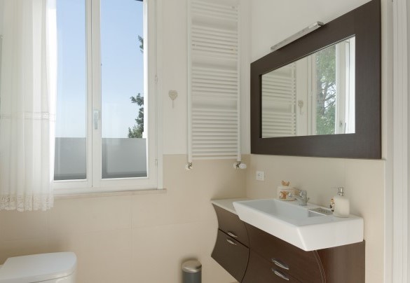 En suite bathroom with tub on the first floor - Nonna Isa 