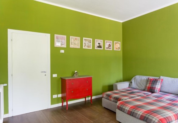 Ground floor living room with sofa, smart TV and ornamental fireplace in wing n.1 - Nonna Isa
