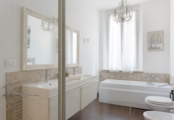Bathroom with tub and shower on the first floor - Nonna Isa 