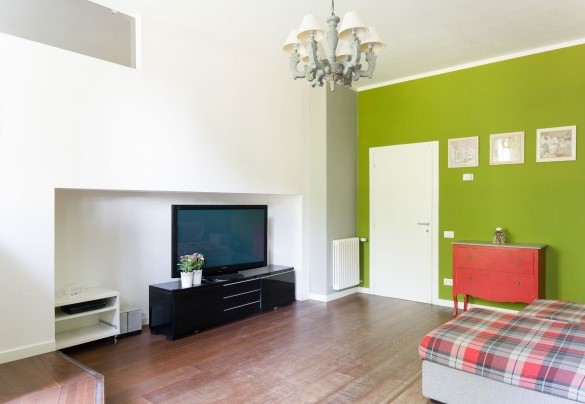 Ground floor living room with sofa, smart TV and ornamental fireplace in wing n.1 - Nonna Isa