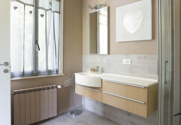 En suite bathroom with shower on the first floor - Nonna Isa