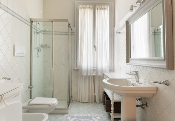 Bathroom with shower on the ground floor - Nonna Isa 