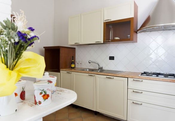 Small dining area with kitchenette in wing n.1 - Nonna Isa