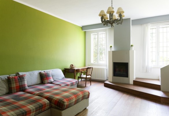 Ground floor living room with sofa, smart TV and ornamental fireplace in wing n.1 - Nonna Isa