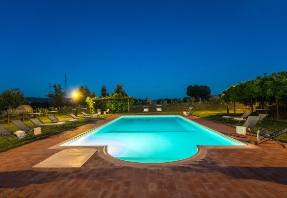 La piscina illuminata di notte - Nonno Fernando