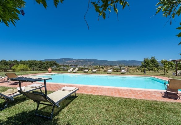 La piscina è collocata all'interno del parco della proprietà - Nonno Fernando