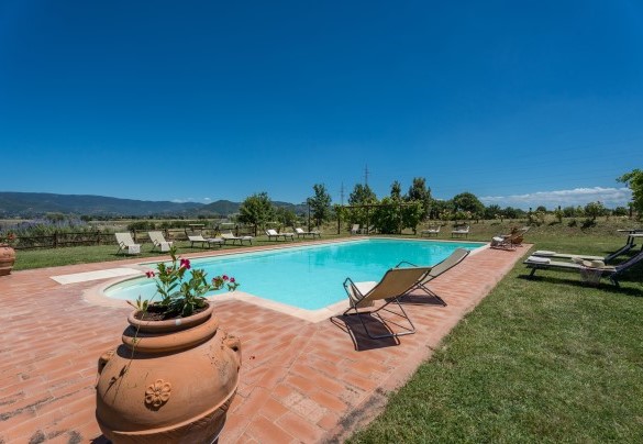 La piscina e la zona prendisole attrezzata - Nonno Fernando   