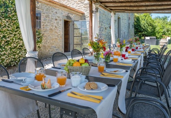 Il tavolo preparato per mangiare all'aperto - Nonno Fernando 