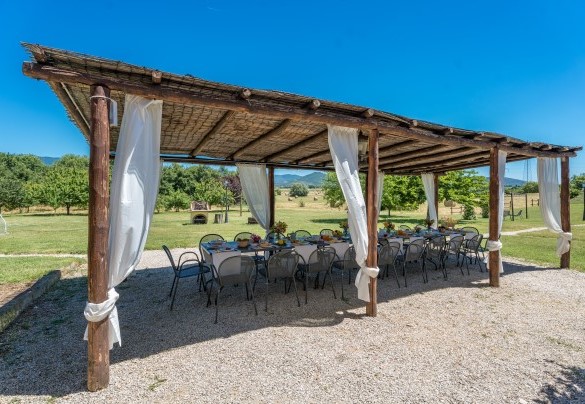 Il gazebo per mangiare all'aperto e poco distante il barbecue in muratura - Nonno Fernando   