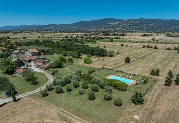La proprietà si adagia ai piedi delle dolci colline nelle immediate vicinanze di Cortona - Nonno Fernando