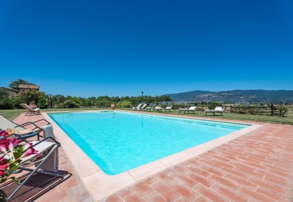 La piscina misura 12 x 6 m con una profondità variabile, da un 1,20 m fino ad un massimo di 1,50 - Nonno Fernando 