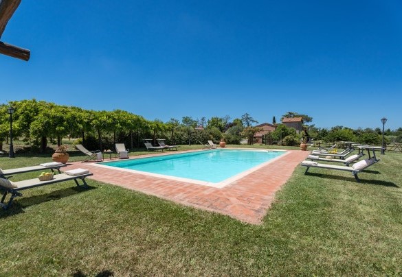 La piscina e la zona prendisole attrezzata con lettini, gazebi e doccia esterna - Nonno Fernando   