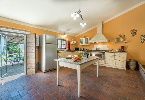 Cucina con uscita diretta verso il gazebo per mangiare all'aperto - Nonno Fernando  