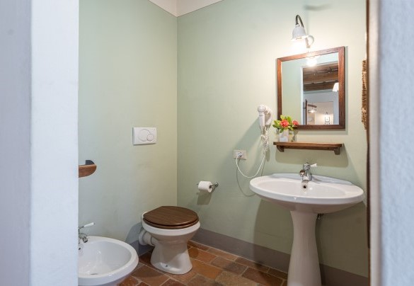 En suite bathroom with shower n.5 in annex n.2 - Nonno Fernando 