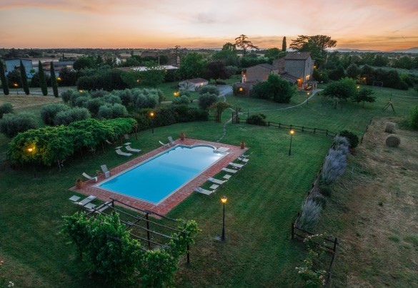 La piscina e il sentiero nel prato che conduce alla casa - Nonno Fernando 